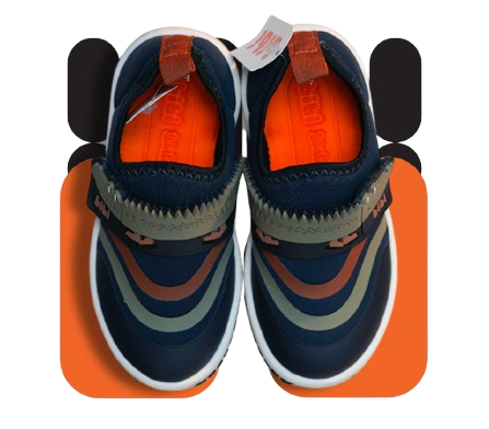 tenis azules con naranja